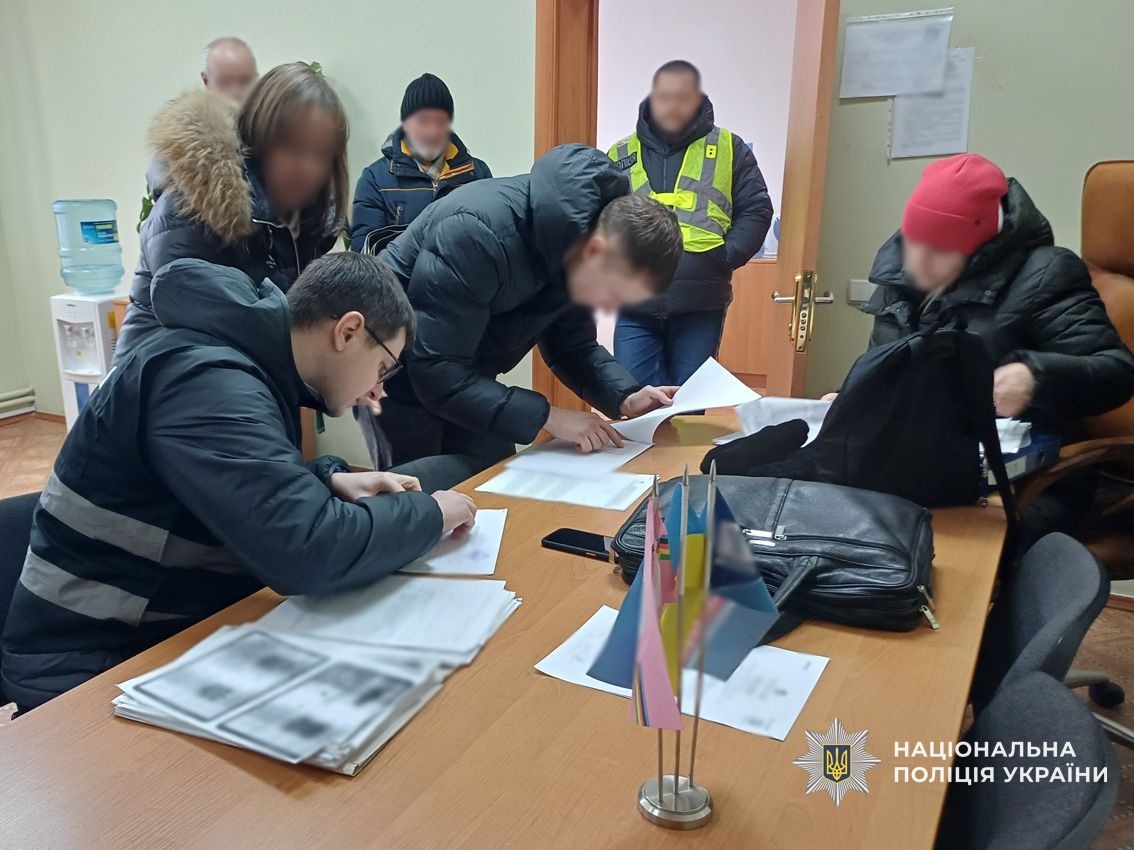 У Чернігові викладачі вишу торгували відстрочками: поліція викрила корупційну схему 1