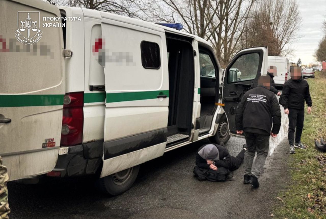 Пароль для інкасаторів: на Закарпатті судитимуть співробітників банку за переправлення ухилянтів 1