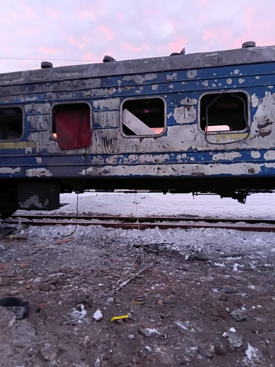 Оккупанты ударили по вагону несокрушимости, где люди грелись