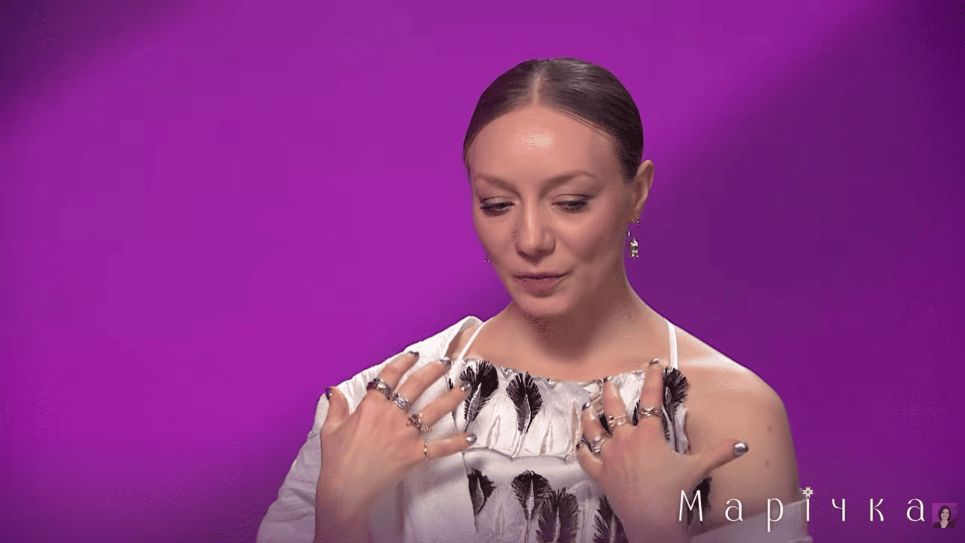 На мізинці у Вкторії каблучка вірності самій собі