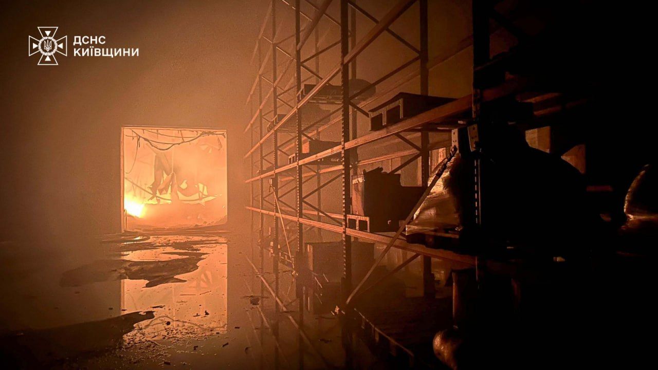 В Киевской области до сих пор пылают склады "Рошен" из-за атаки врага 2
