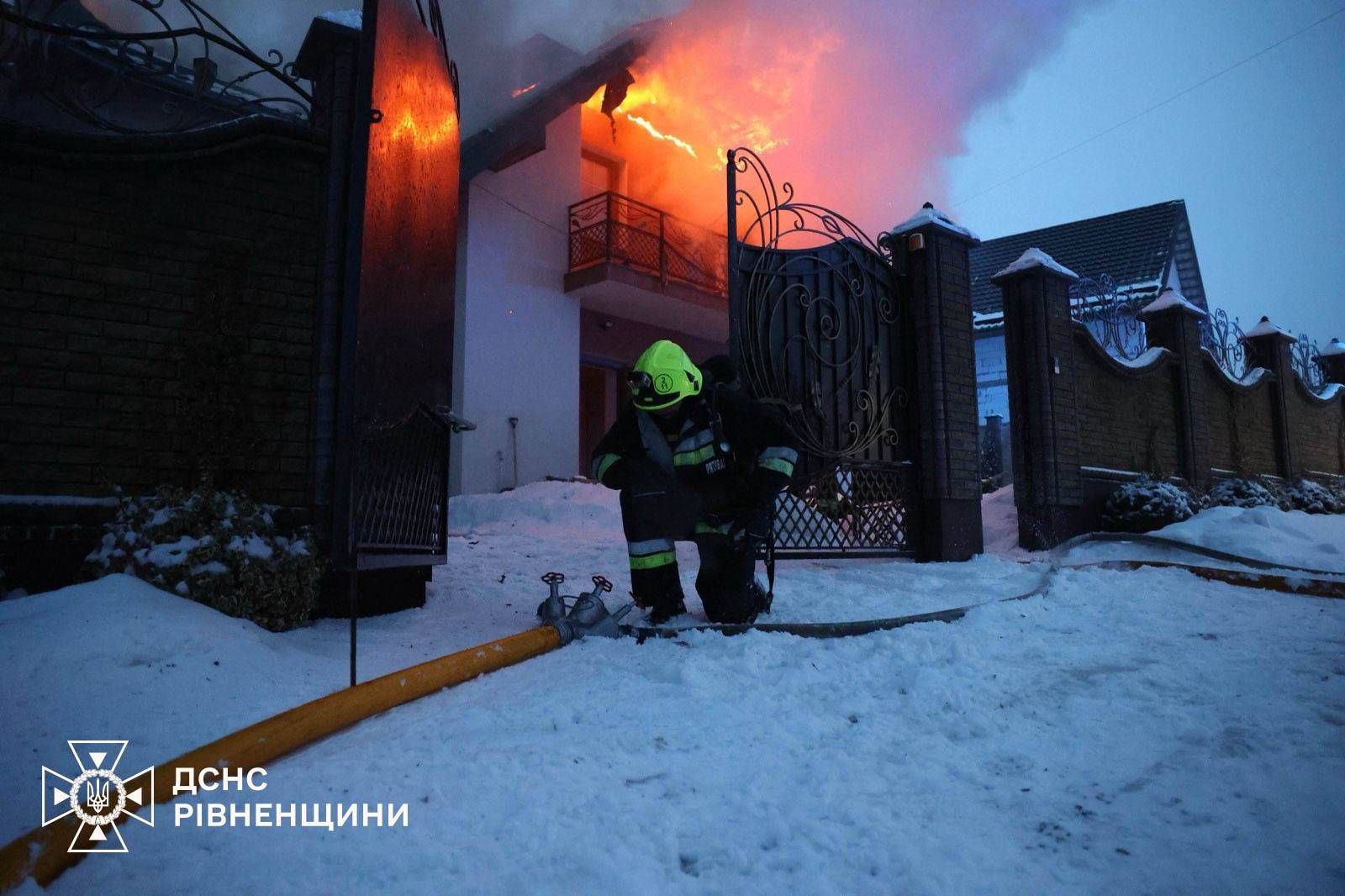 На Рівненщині окупанти вдарили по багатоповерхівці: є поранені - ОДА 1