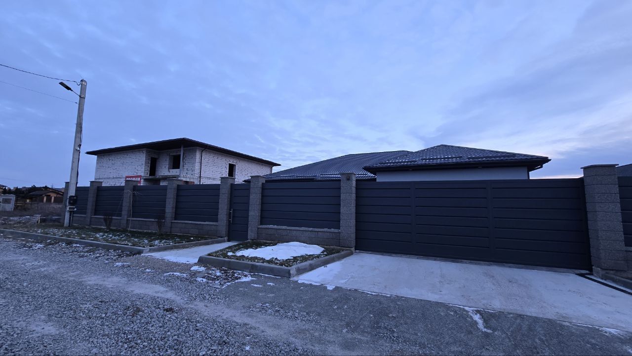 Будинок дружини посадовця у селі (праворуч)