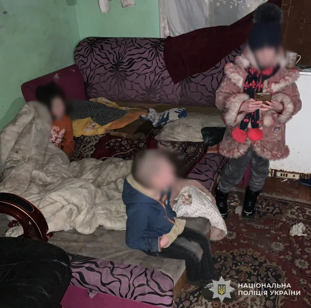 На Львівщині від переохолодження та хвороб помер дворічний хлопчик: батьків затримали, а інших дітей забрали 2