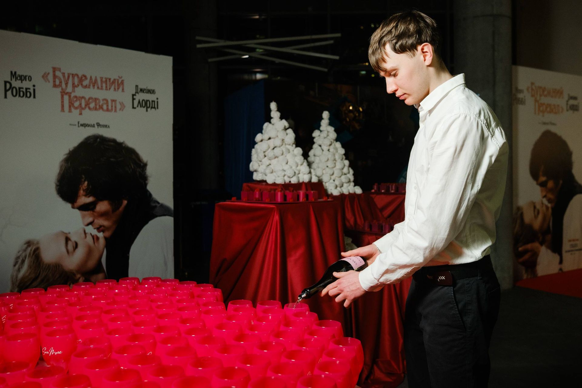 Буря пристрасті на великому екрані: рецензія на «Буремний перевал» Емеральд Феннелл