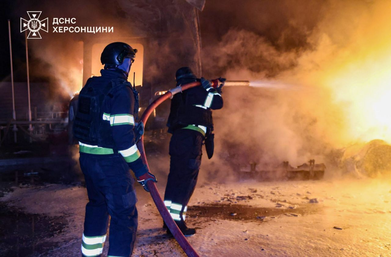 Росіяни в Херсоні вдарили FPV-дроном у вантажівку із цистерною: стався вибух, загорілася АЗС 1