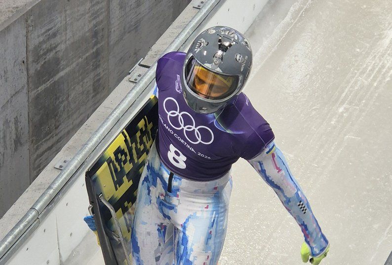Владислав Гераскевич в "шлеме памяти" в тренировочном заезде на олимпийской трассе. Фото: Общественное Спорт/Сергей Захарченко