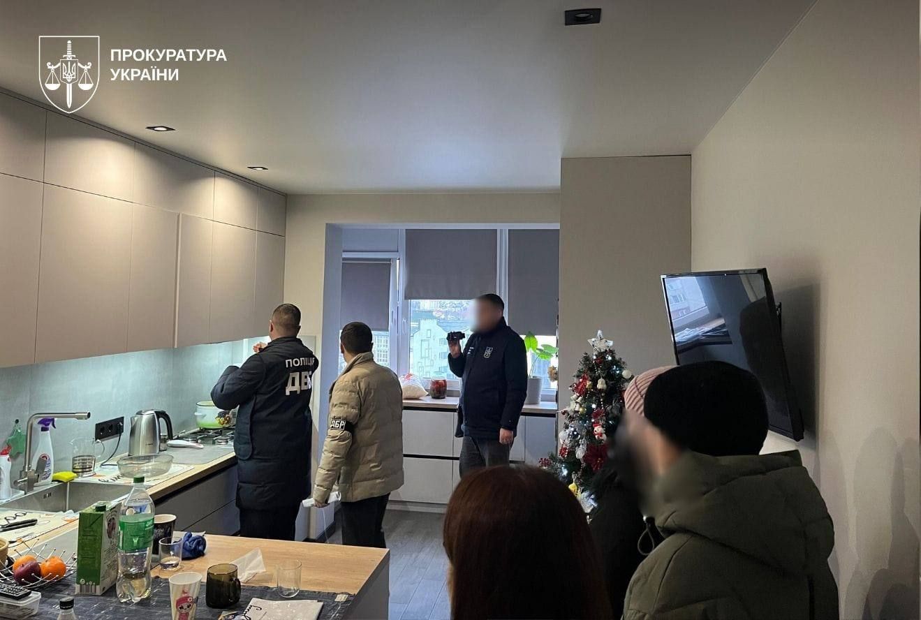 Делок сначала оформил квартиру на родственницу, а затем право собственности – на себя