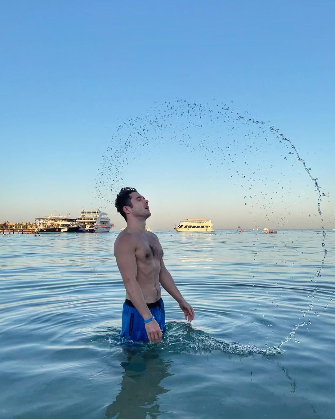 Актер готовится с собратьями готовится переплить Босфор