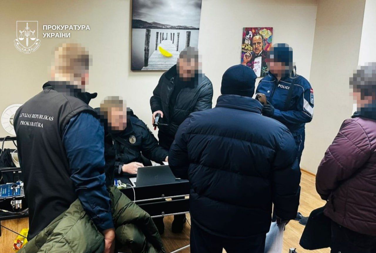 У Дніпрі викрили мережу шахрайських кол-центрів, які ошукували громадян ЄС на крипті