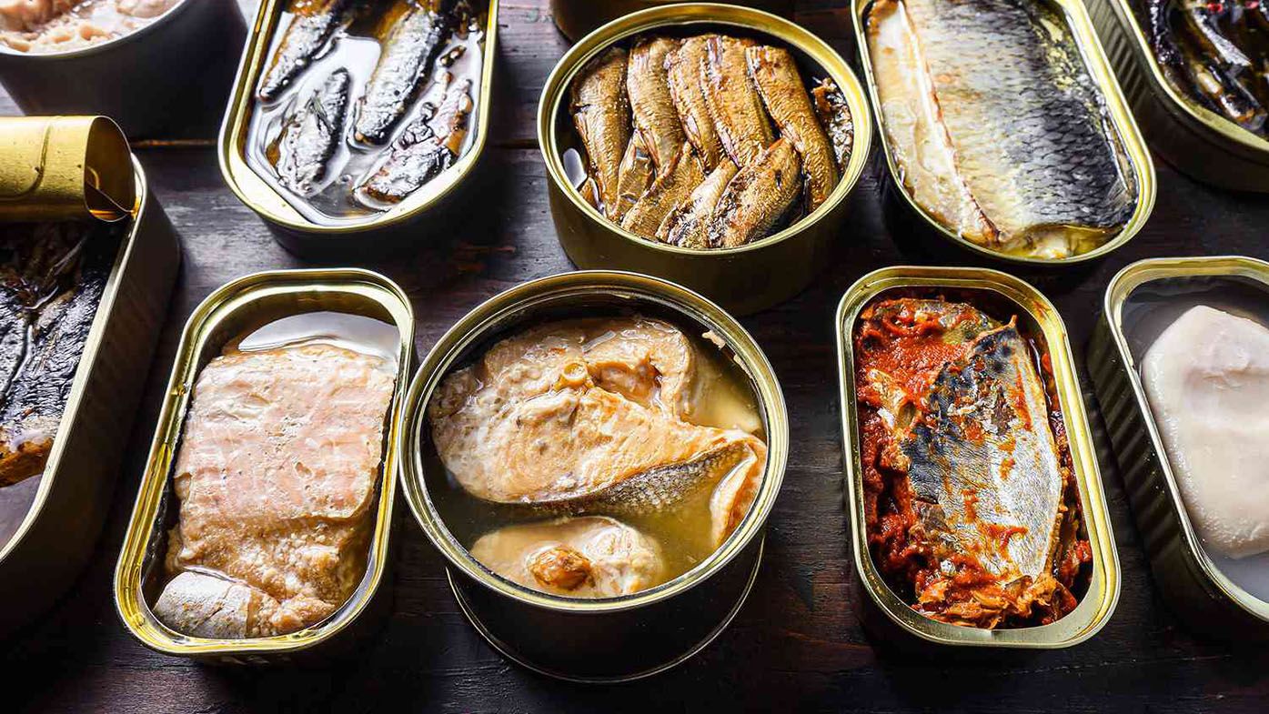 Самыми полезными являются консервы в собственном соку.