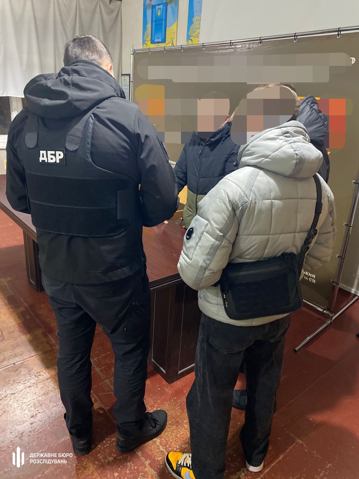 Сотрудник ТЦК проверял, чтобы деньги не были мечены Сотрудник ТЦК проверял, чтобы деньги не были мечены