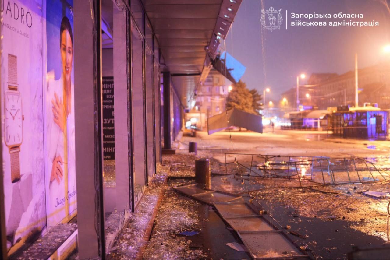 Обстріл Запоріжжя: дев’ятеро поранених, пошкоджено багатоповерхівку та торгівельні центри 1