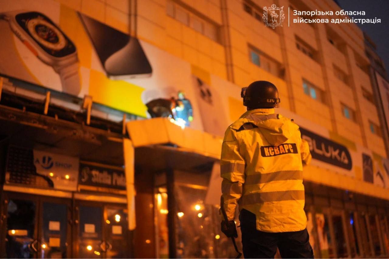 Обстріл Запоріжжя: дев’ятеро поранених, пошкоджено багатоповерхівку та торгівельні центри 2