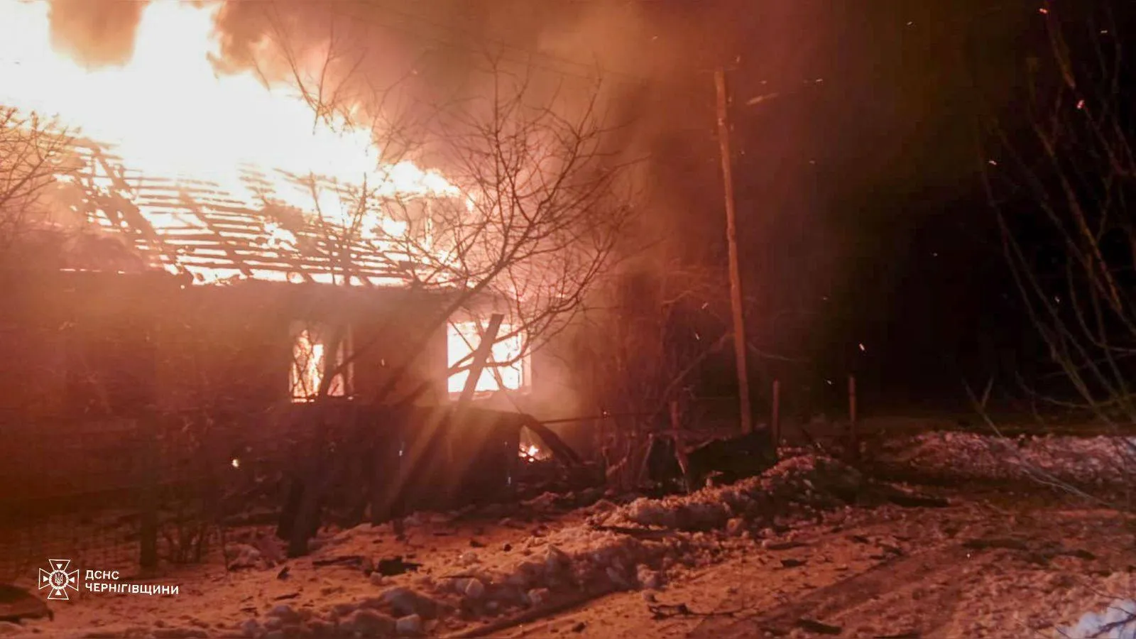 Руйнівні наслідки обстрілів РФ. Фото: ДСНС Чернігівщини
