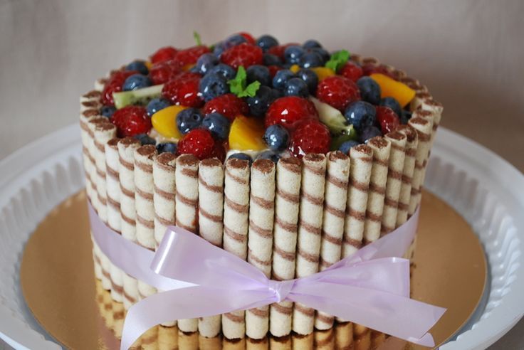 Смак свіжих фруктів відмінно доповнює фруктові коржі торту