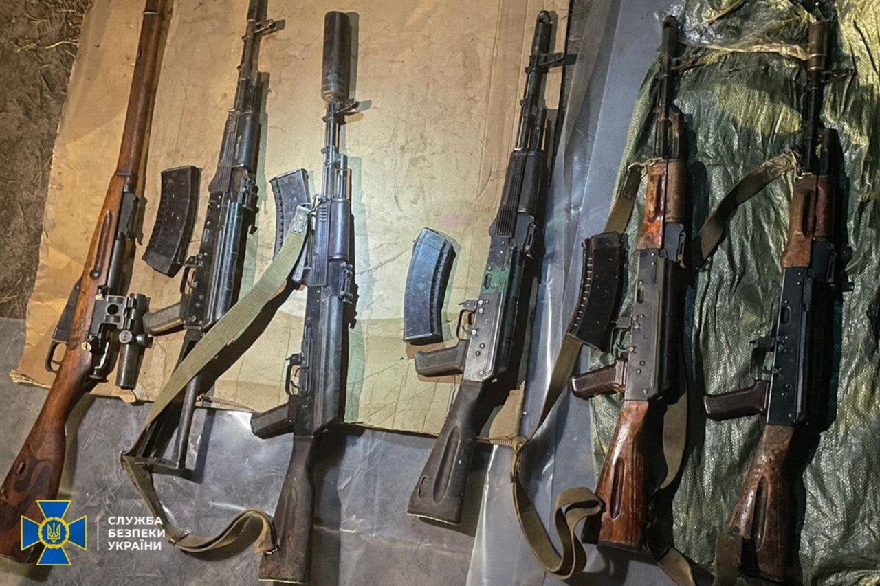 Автомати, гвинтівки, гранатомети: СБУ викрила ділків, який продавали трофейну зброю 1