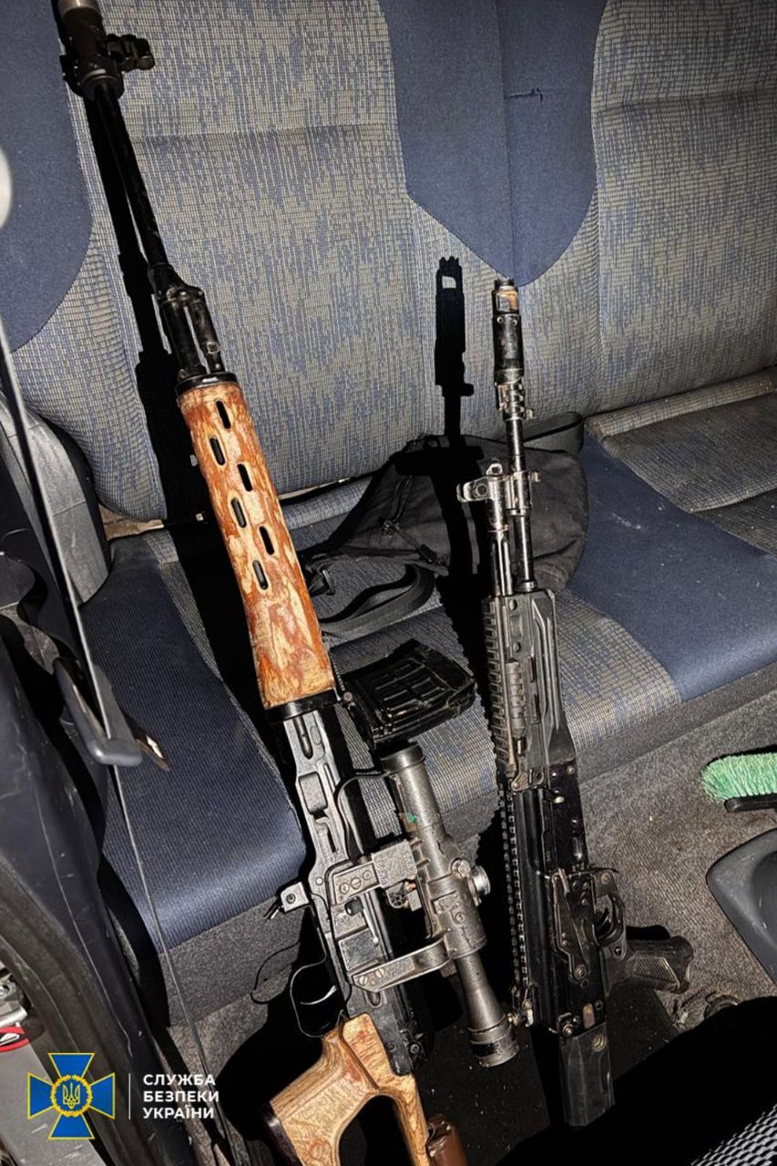 Автомати, гвинтівки, гранатомети: СБУ викрила ділків, який продавали трофейну зброю 3