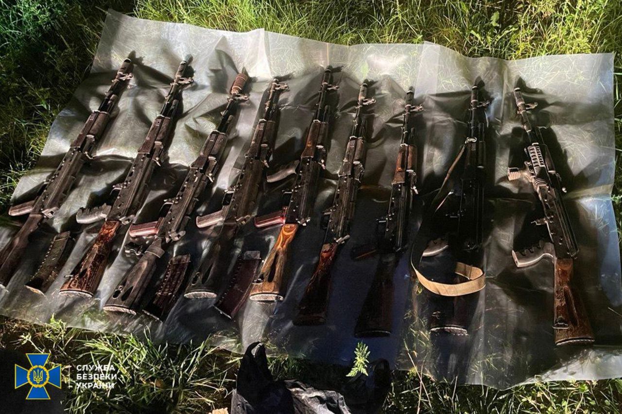 Автомати, гвинтівки, гранатомети: СБУ викрила ділків, який продавали трофейну зброю 2