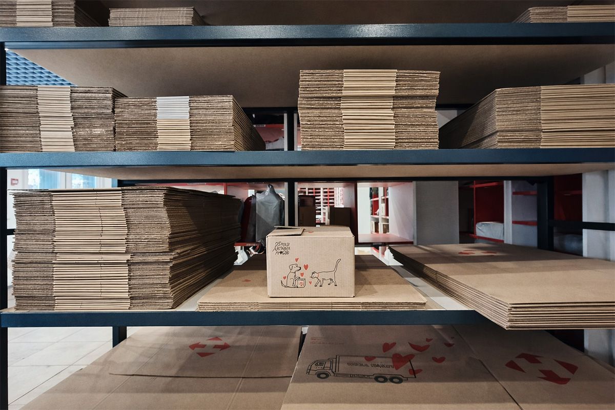 25 років доставки любові: Нова пошта представила дизайнерські святкові коробки до свого дня народження 1