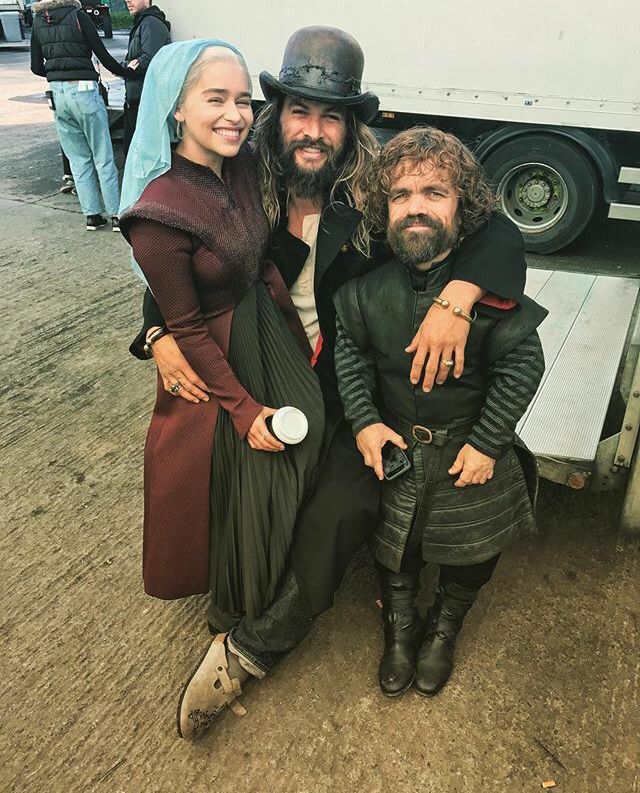 Питер Динклейдж с коллегами по цеху на съемочной площадке сериала "Игра престолов". Питер Динклейдж с коллегами по цеху на съемочной площадке сериала "Игра престолов".