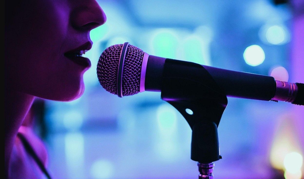 Слово «мікрофон» походить від грецьких слів mikros (маленький) та phone (голос) Яке сьогодні, 4 березня, свято: Всесвітній день інженерії та народження мікрофона 3