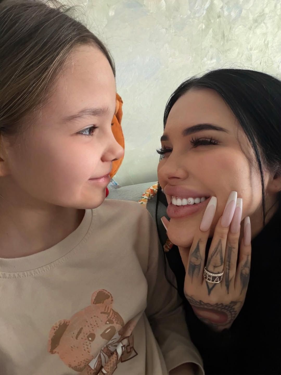 Вона додала, що власну доньку вчить не терпіти та давати здачі, якщо ображають. Вона додала, що власну доньку вчить не терпіти та давати здачі, якщо ображають.