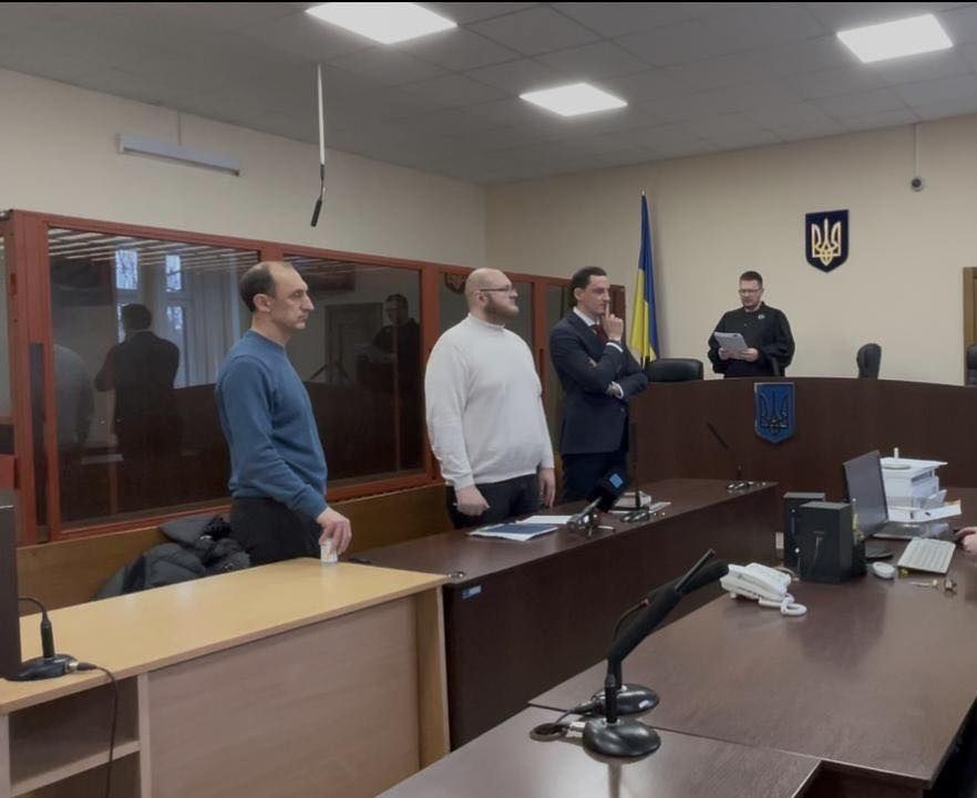 Роман Червінський з адвокатами у залі суду. Фото: facebook.com/andriiyosypov Роман Червінський з адвокатами у залі суду. Фото: facebook.com/andriiyosypov