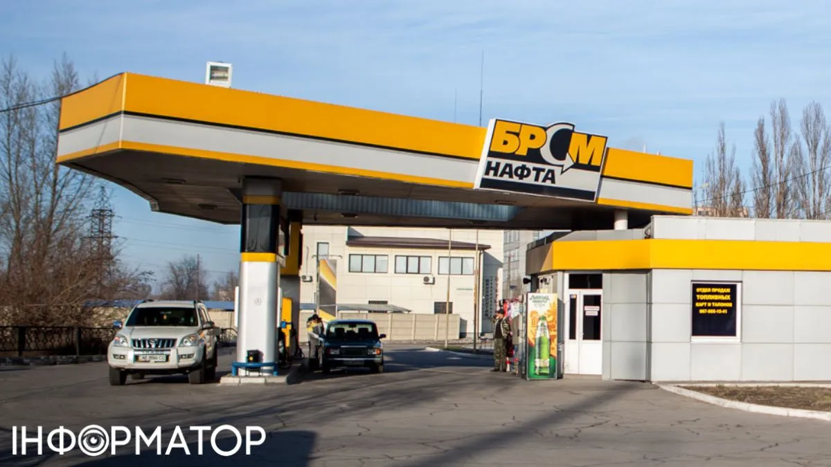 Ціни на АЗС летять вгору, але експерт застерігає від панічної скупки пального