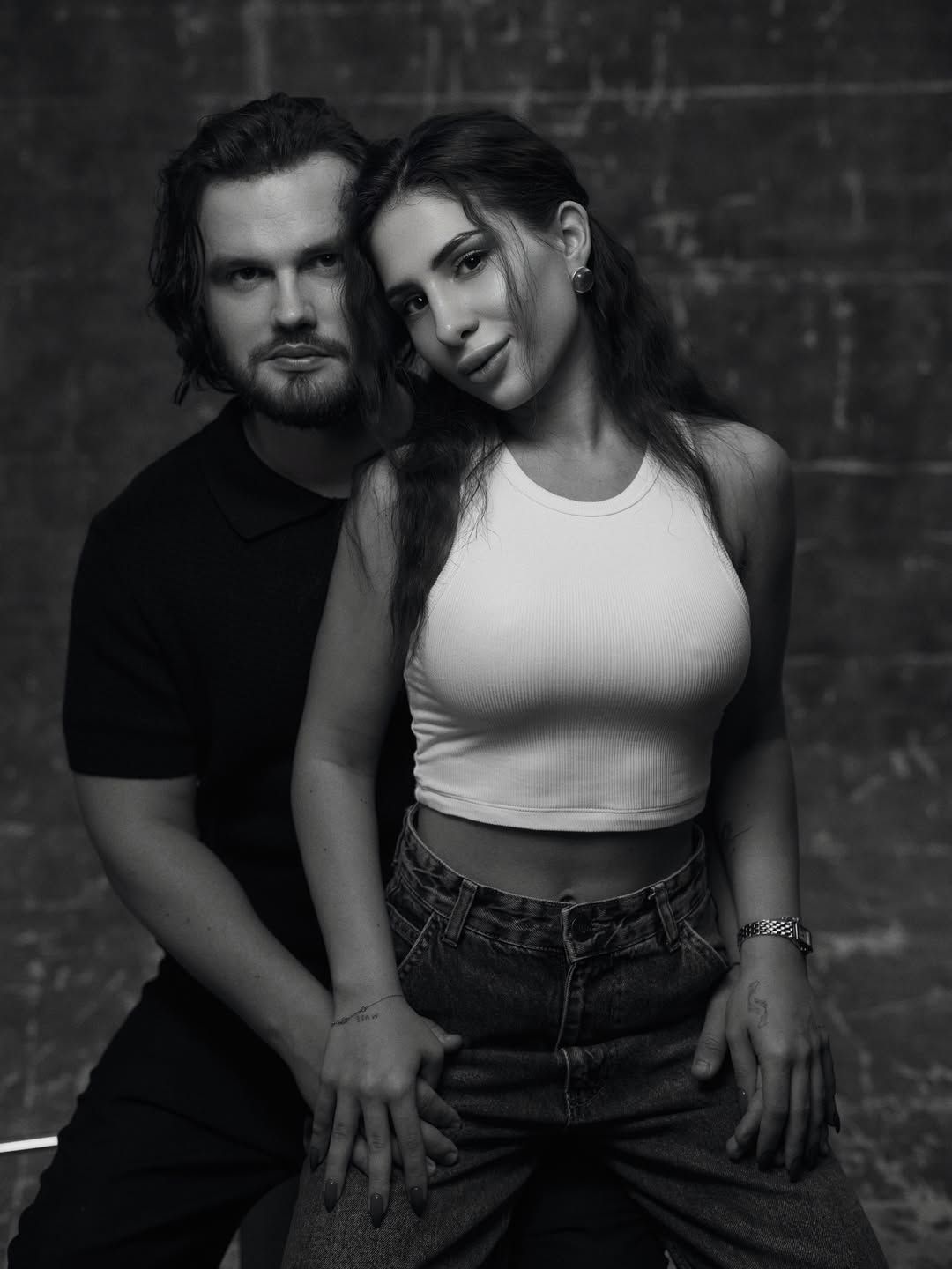 Співачка SKYLERR (Валерія Кудрявець) та юрист Євген Пронін офіційно підтвердили свої стосунки у новорічну ніч на 1 січня 2026 року. Співачка SKYLERR (Валерія Кудрявець) та юрист Євген Пронін офіційно підтвердили свої стосунки у новорічну ніч на 1 січня 2026 року.