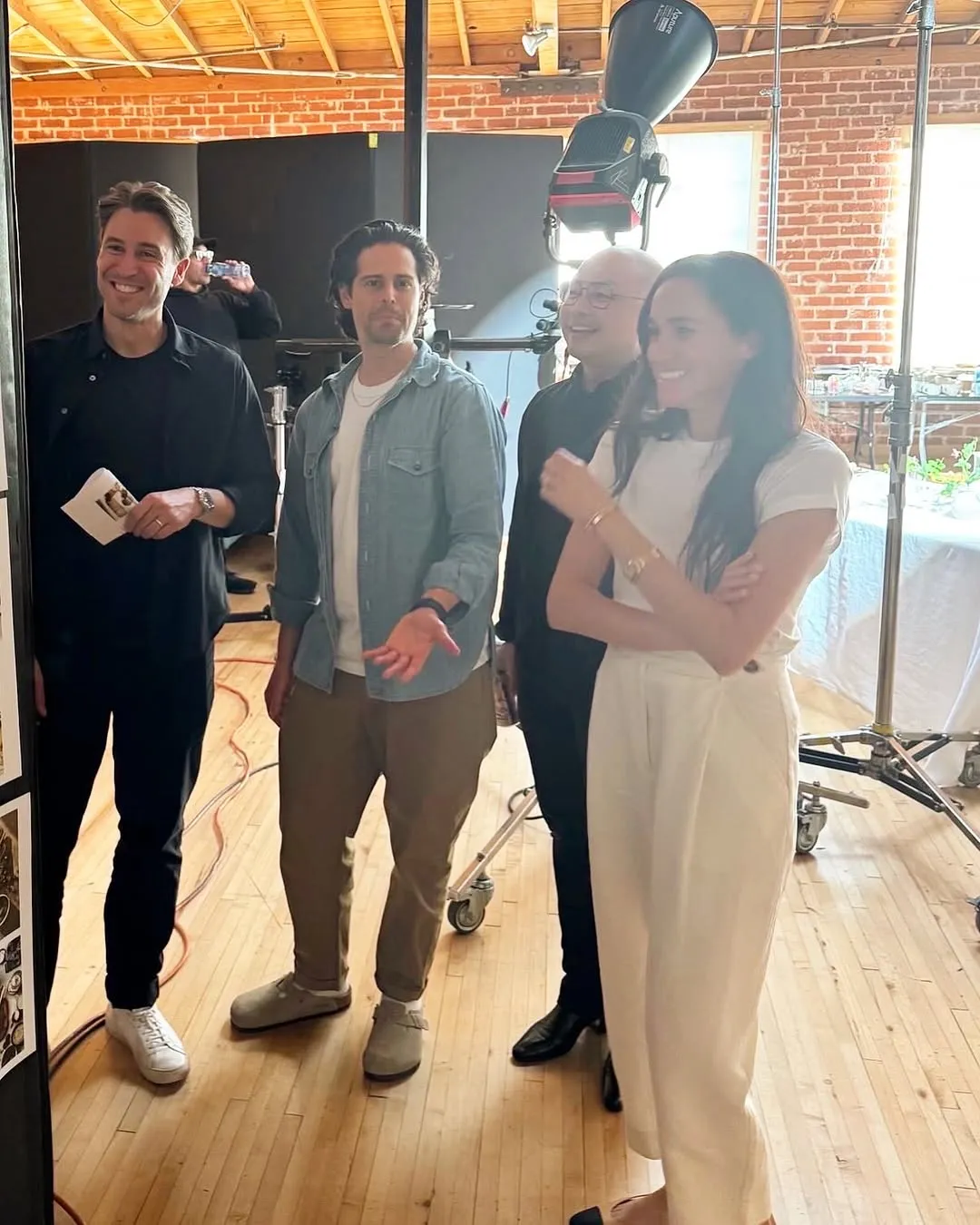 Меган Маркл на съемочной площадке.