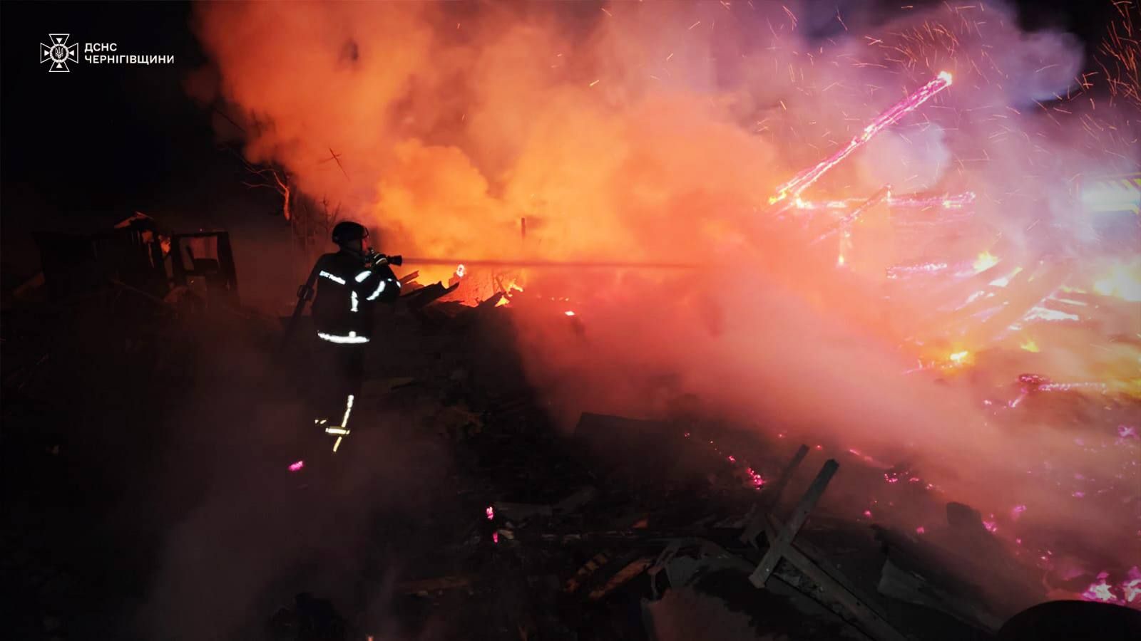 Наслдіки обстрілів. Фото: ДСНС