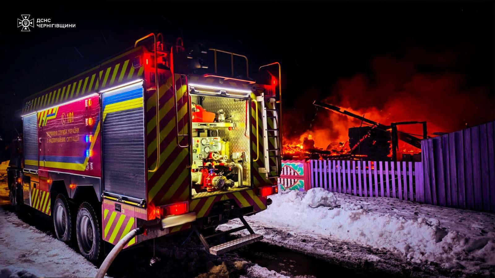 Наслідки обстрілів. Фото: ДСНС