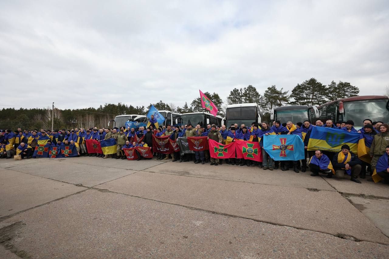 Додому з російського полону повернулися ще 300 військових та двоє цивільних