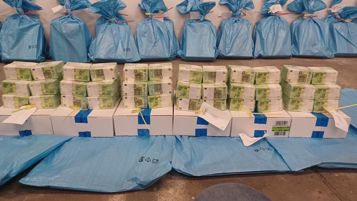 Уряд Угорщини на своїй сторінці в ФБ показав фотографії готівки й золота, вилучених із інкасаторських автівок Ощадбанка