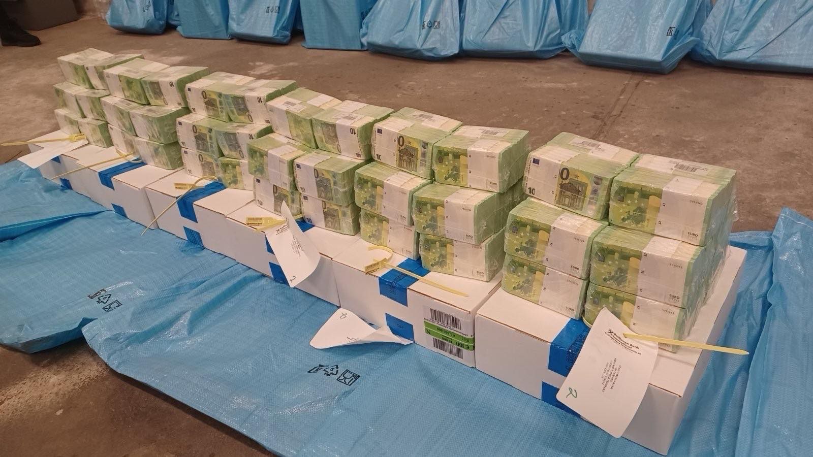 Уряд Угорщини на своїй сторінці в ФБ показав фотографії готівки й золота, вилучених із інкасаторських автівок Ощадбанка