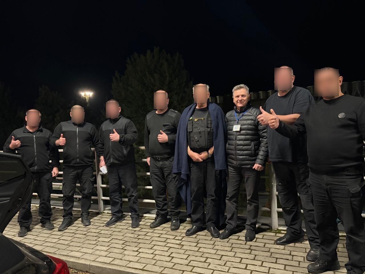 Семеро українців, яких утримував Будапешт, повернулися додому. Фото: Ощадбанк