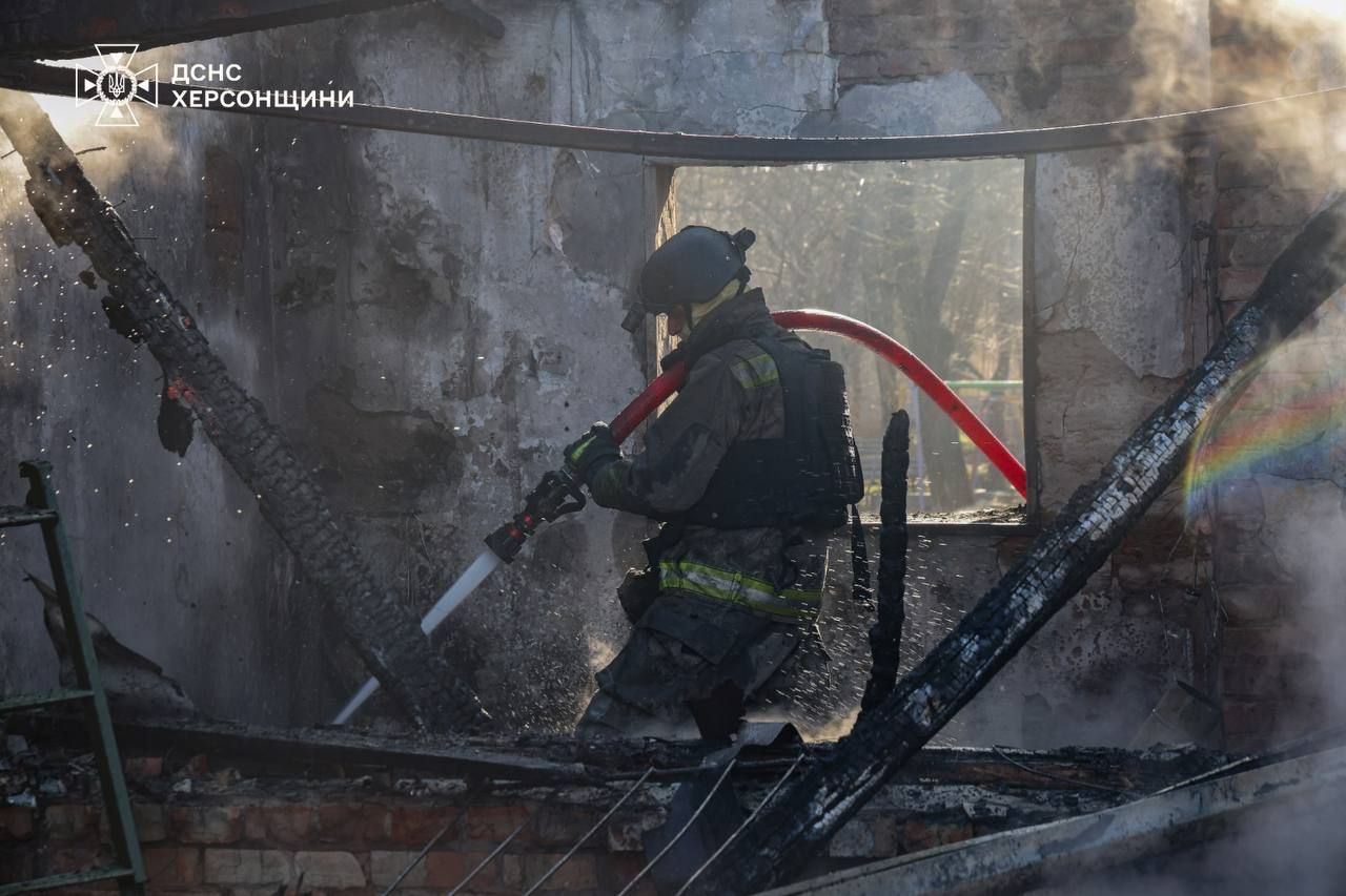Последствия удара по Херсону – 8 марта. Фото: ГСЧС Последствия удара по Херсону – 8 марта. Фото: ГСЧС