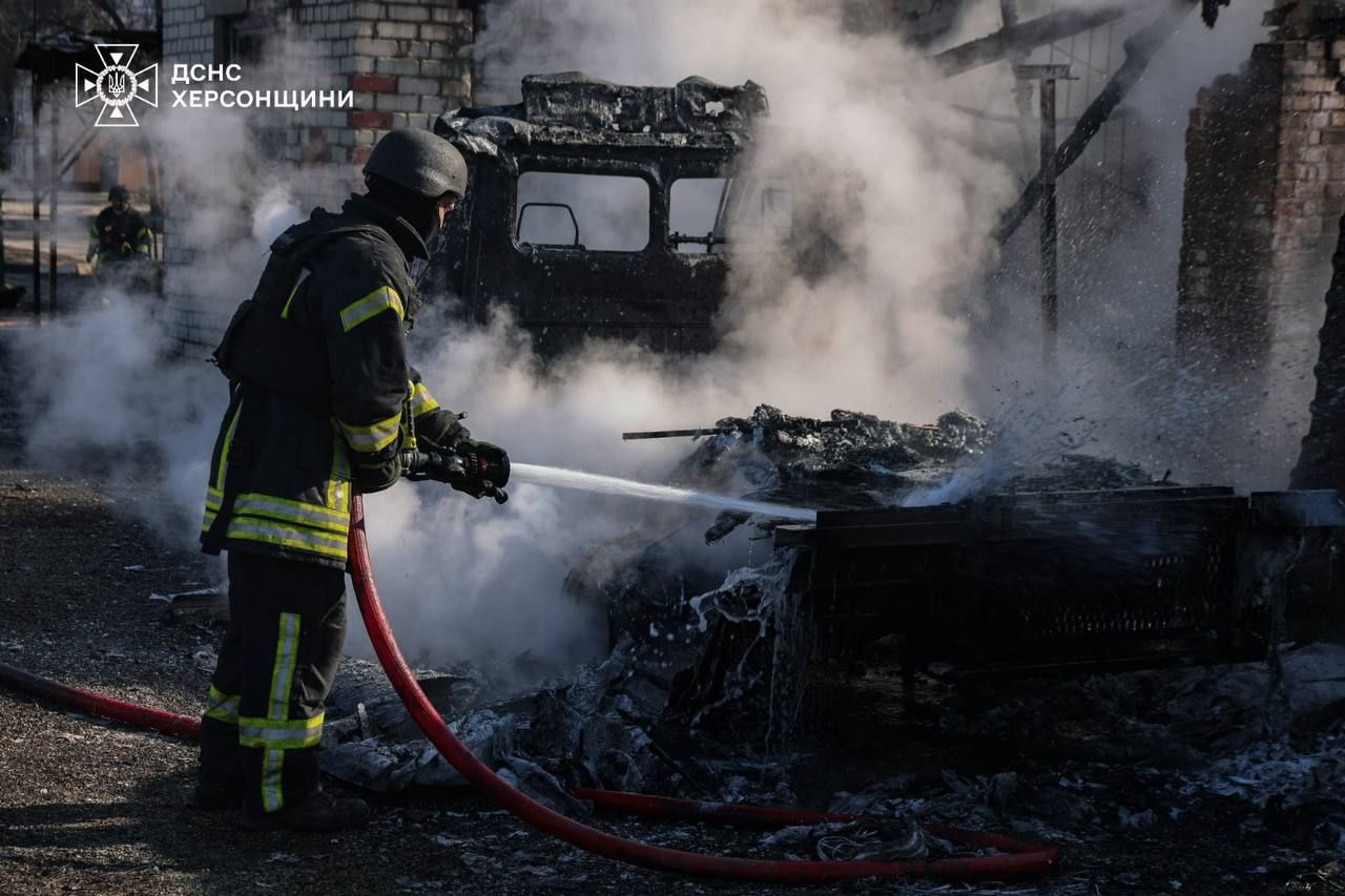 Последствия удара по Херсону – 8 марта. Фото: ГСЧС Последствия удара по Херсону – 8 марта. Фото: ГСЧС