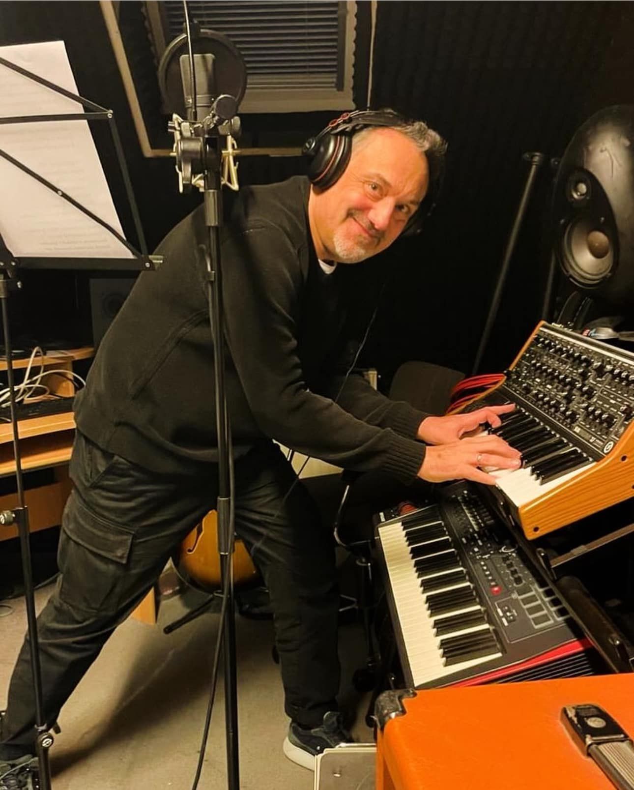 Музыкант как раз готовился к выступлению, когда в гостинице исчез свет, однако в тот раз он оказался в самом нижнем белье. Музыкант как раз готовился к выступлению, когда в гостинице исчез свет, однако в тот раз он оказался в самом нижнем белье.