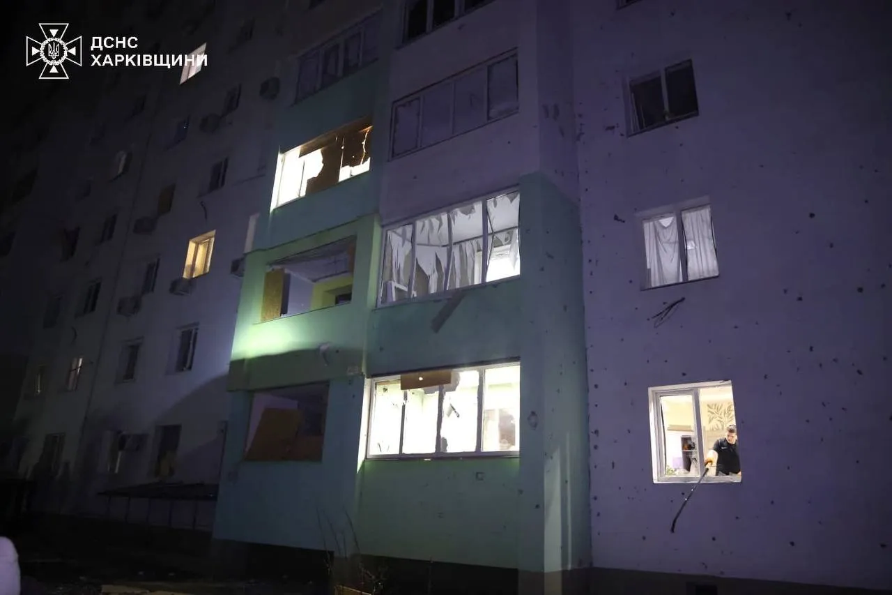 Наслідки ворожого удару по Індустріальному району. Фото: ДСНС