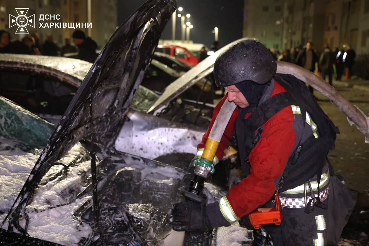 Наслідки ворожого удару по Індустріальному району. Фото: ДСНС