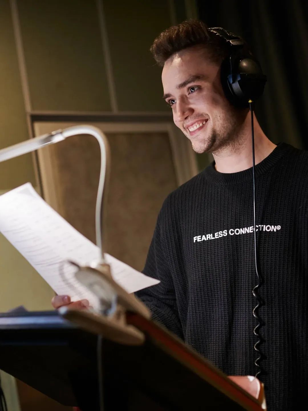 Допомагають буддистські лекції, які актор озвучує українською.