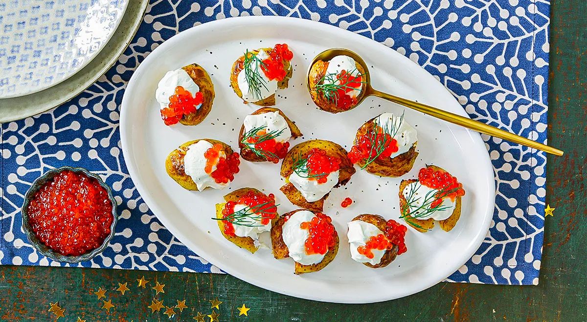 Нежный вкус начинки подчеркивает красная икра