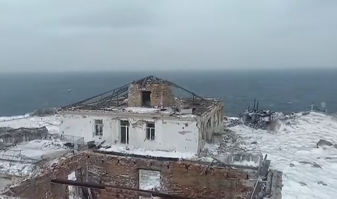 Здания острова разбиты до основания.