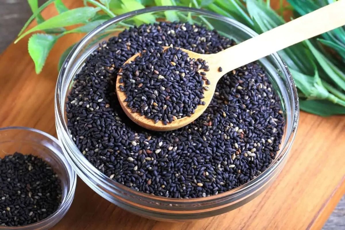 Черный кунжут стал вирусным суперфудом: что о его пользе говорит.