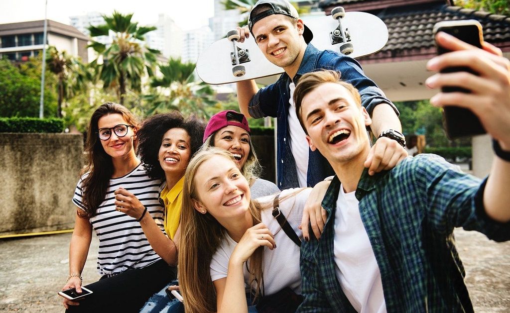 Приділіть час ральному світу і спілкуванню Яке сьогодні, 16 березня, свято: День без селфі та свободи інформації 3