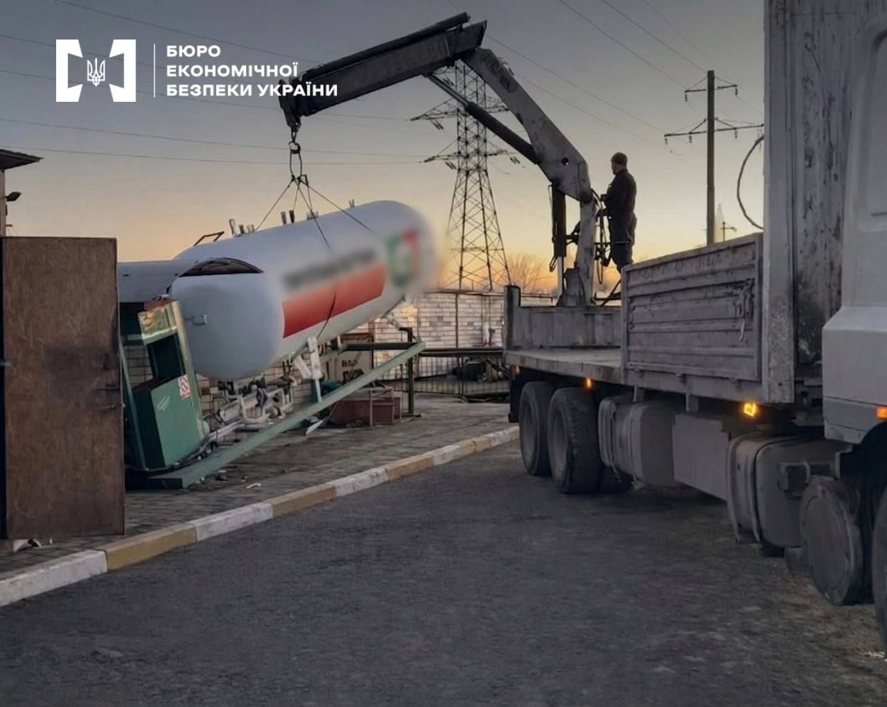 Детінізація ринку пального: детективи БЕБ демонтували дві нелегальні заправки у Дніпрі 3