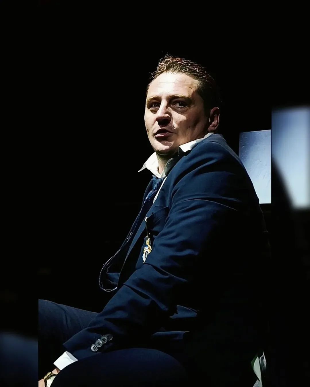 Знаний український актор В'ячеслав Довженко на сцені театру.