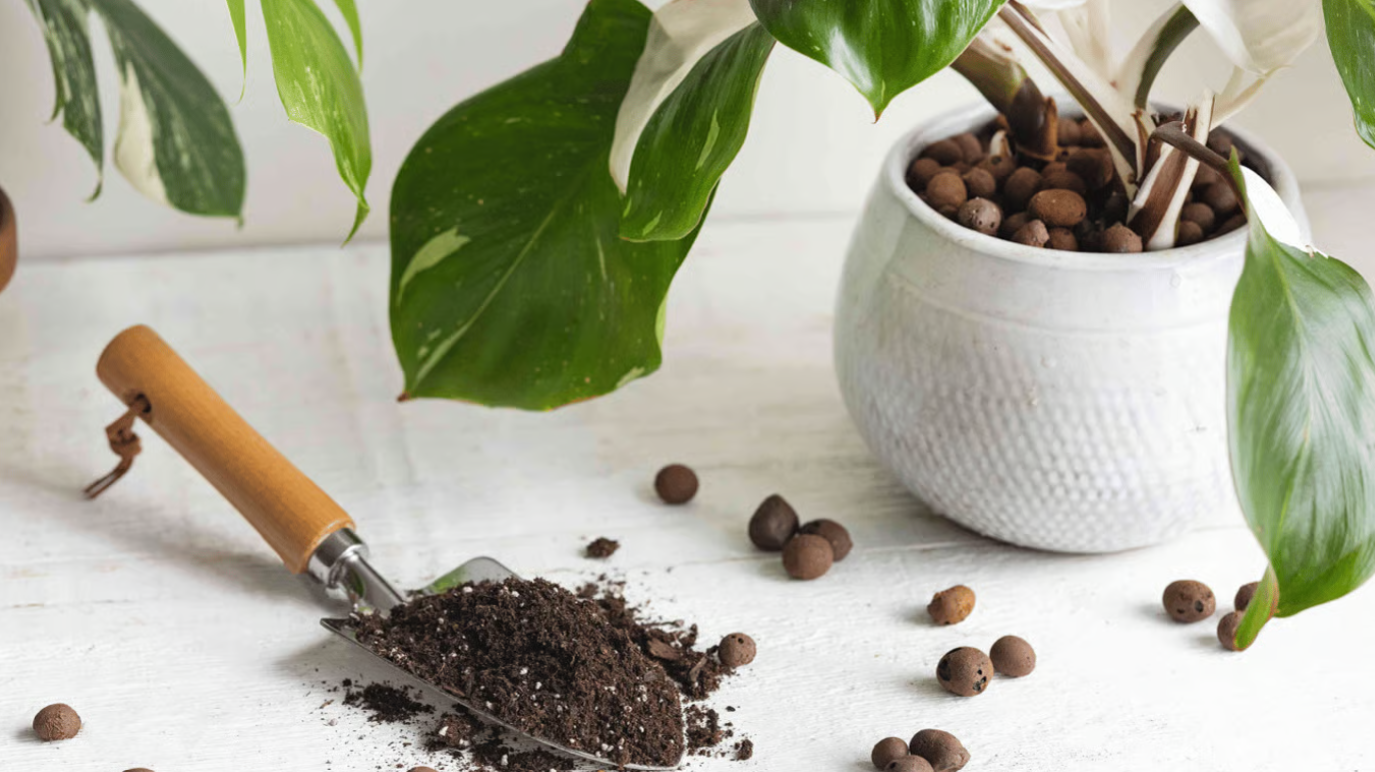 Можно глиняные шарики использовать как декор